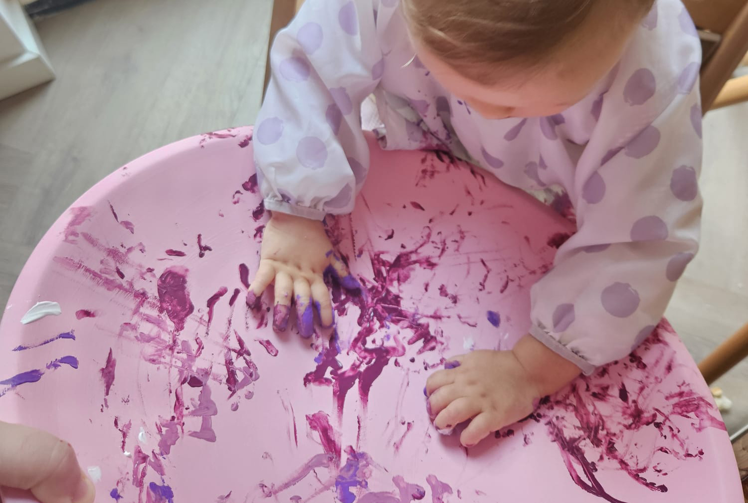 Ize aan het schilderen met paarse en roze verf — de kracht van kunst